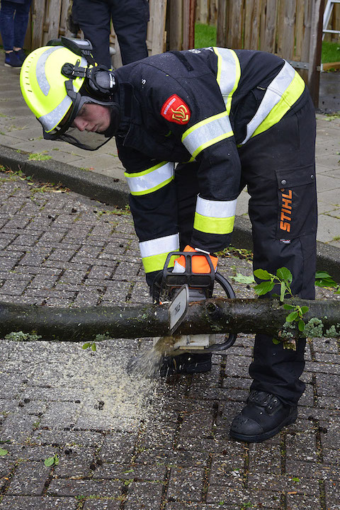 2017/119/20170606-18u52 GB 005 Stormschade Newtonstraat.jpg